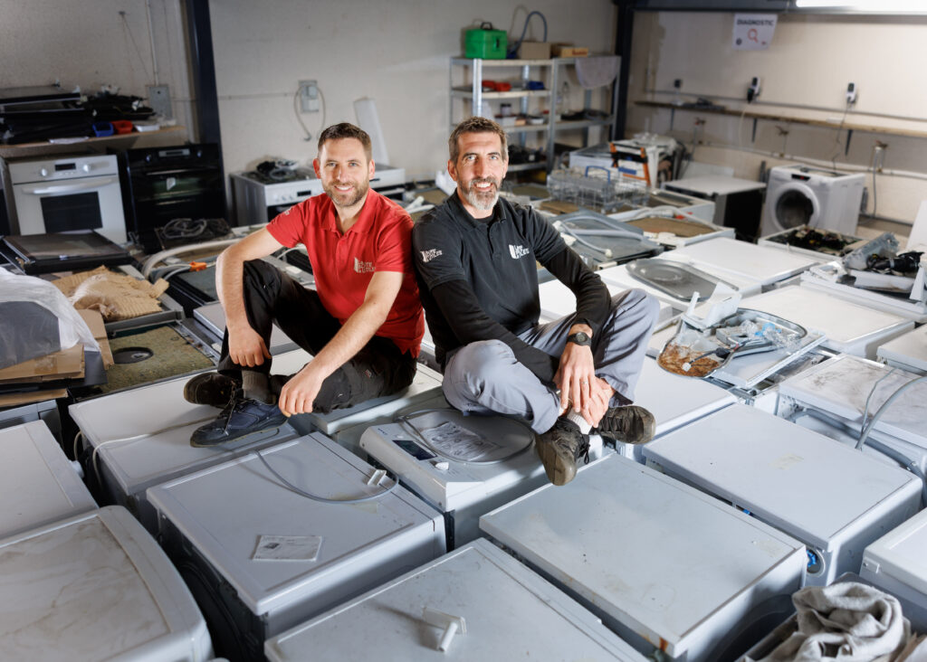 Grégory Dubernet et Vincent Bissauge dans l’espace atelier réparation du reconditionné de la Boîte à Utiles. © Récit en Série - Patrice Nin.
