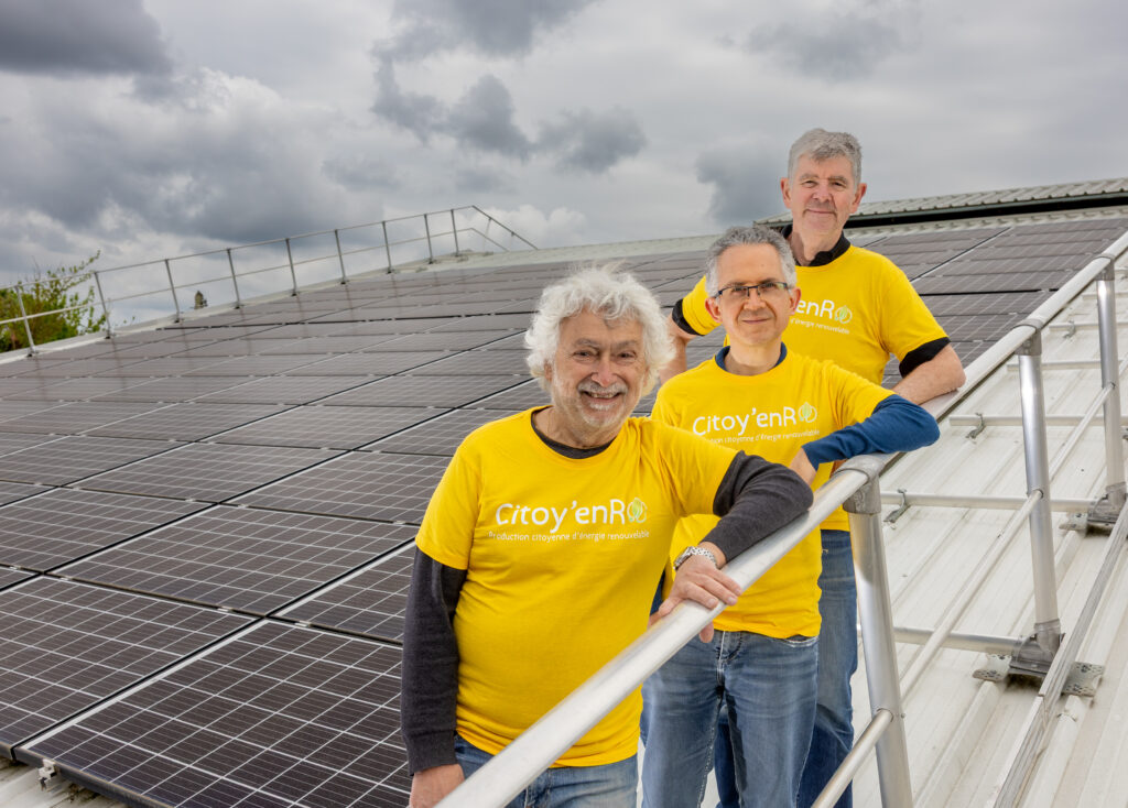 Georges Chammas, Benjamin Toullec et Jacques Le Bart, bénévoles et sociétaires de Citoy’enR, sur la toiture de panneaux solaires des tennis des Ponts-Jumeaux à Toulouse © Récit en Série – Patrice Nin.