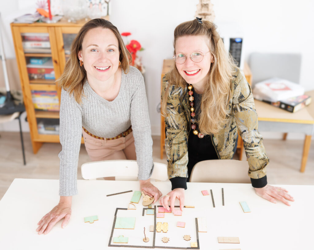 Les deux ingénieures en promotion immobilière Cécile Alliot et Pauline Loiseau ont cofondé Ostalada, un concept innovant d’agence en ingénierie immobilière et sociale pour de l’habitat participatif et inclusif ! Une innovation sociale qui a été accompagnée en 2021 par l’incubateur Première Brique.