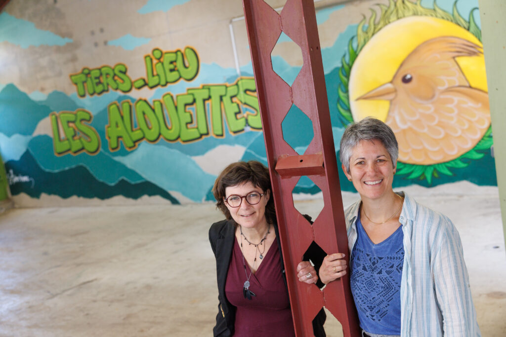 Les deux porteuses du projet  dans l'un des hangars du tiers-lieu Les Alouettes à Blagnac © Récit en Série - Patrice Nin. 
