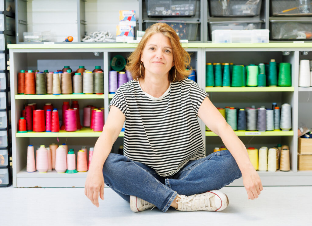 Séverine Foligné est la couturière professionnelle qui porte le projet Toulouse Espace Couture (TEC), le tiers lieu toulousain pour l’entreprenariat et l’insertion par la couture © Récit en Série – Patrice Nin.
