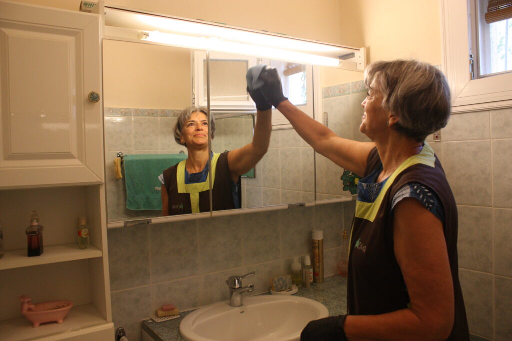 Hélène Bertoletti, aide à domicile de l'ADMR, nettoie la salle-de-bain ©  Récit en Série - Isabelle Desprez.  
