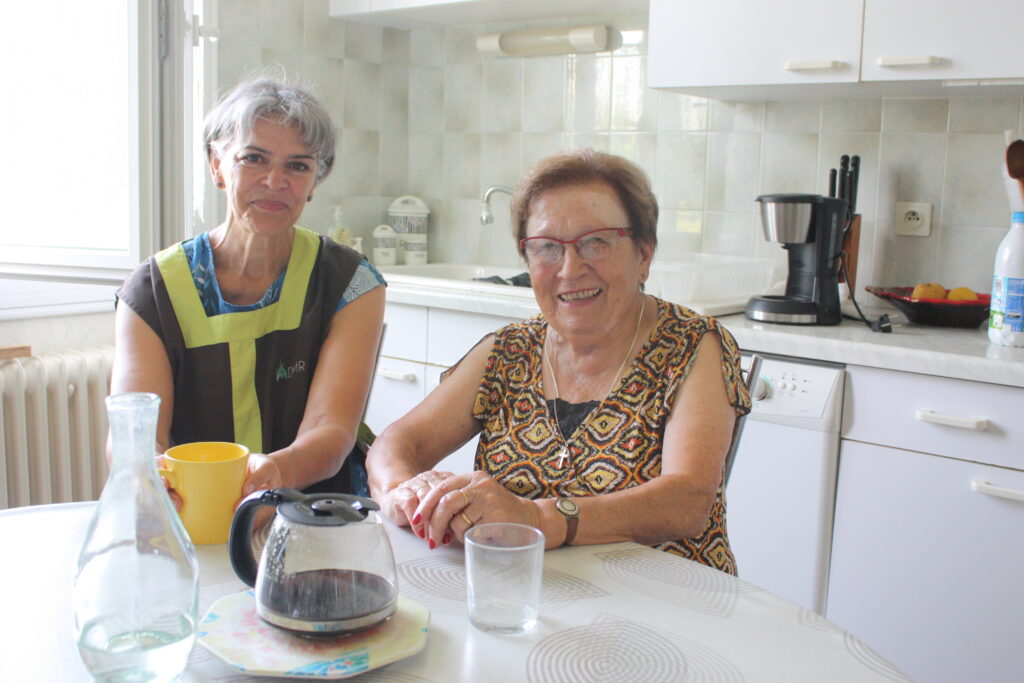 Yvette Duffaud a préparé le café pour Hélène Bertoletti, aide à domicile de l'ADMR  © Récit en Série - Isabelle Desprez.