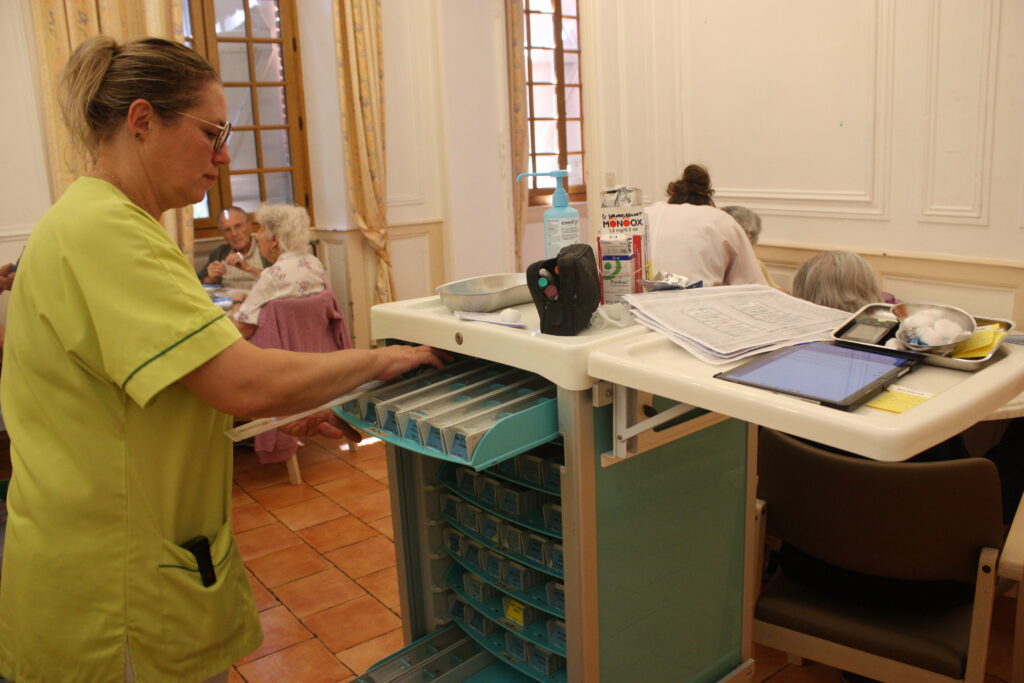 Les infirmières Marie-Pierre et Nathalie distribuent les traitements préparés d’avance dans les piluliers nominatifs © Récit en Série - Isabelle Desprez.
