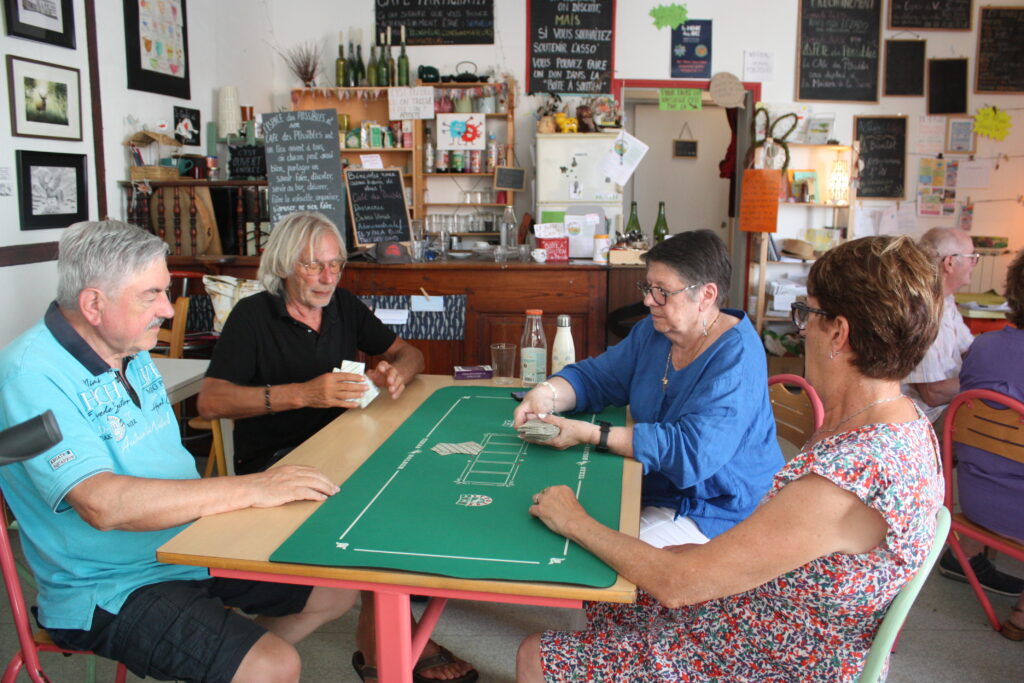 Les deux Marie-France, Norbert – le sosie non officiel de Pierre Richard – et Jean-Paul enchaînent les parties de tarot © Récit en Série - Isabelle Desprez. 