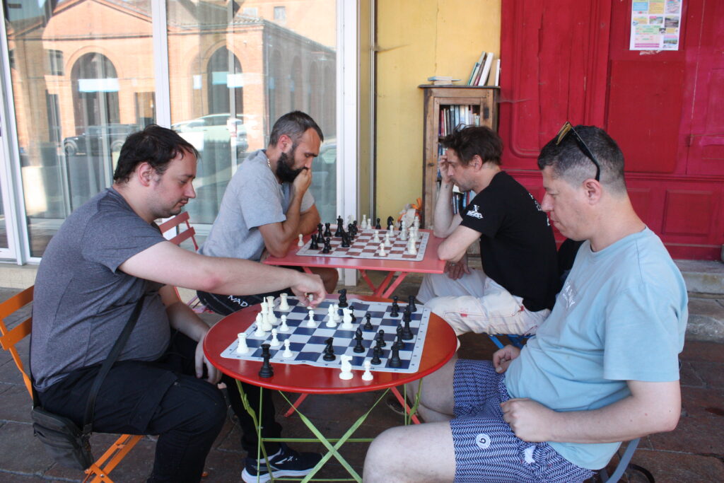 Dehors, Nicolas et Nabil, Manu et Florian restent très concentrés sur leurs parties d’échec © Récit en Série - Isabelle Desprez. 