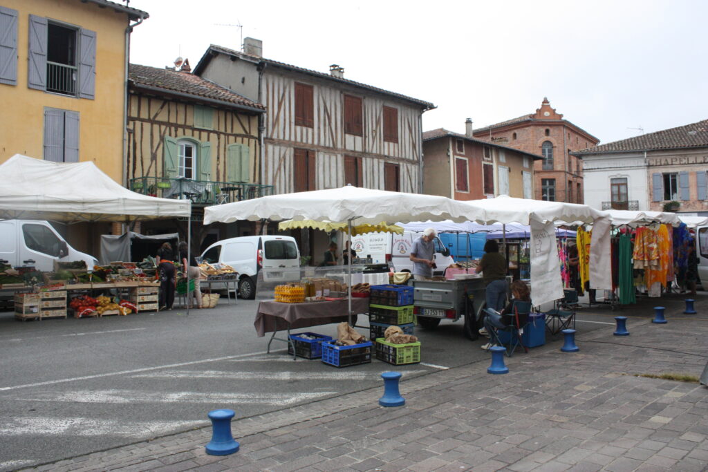 Tous les samedi matins, se tient le traditionnel marché de plein de vent de L’Isle-en-Dodon © Récit en Série - Isabelle Desprez.