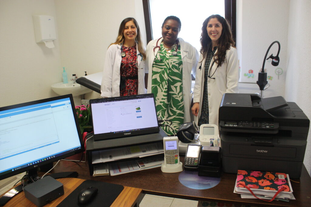 Les trois dernières recrues portugaises, Mélanie De Faria, Engracia Oliveira et Dora Ribeiro, du Centre de Santé de L'Isle-en-Dodon © Récit en Série - Isabelle Desprez.