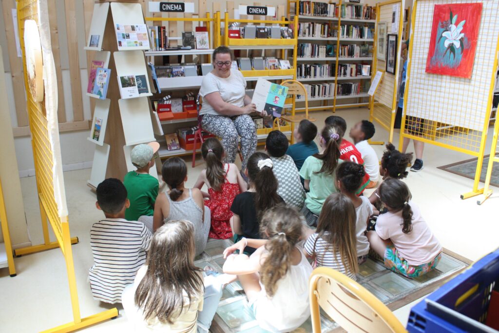 Les élèves des écoles maternelle et primaire Hippolyte Ducos se rendent régulièrement à la Médiathèque de L’Isle-en-Dodon © Récit en Série - Isabelle Desprez.