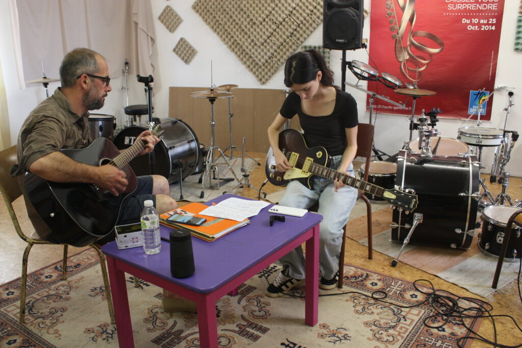 Rémy Rimbaut, le professeur de guitare, lors d'un cours avec Noémie 14 ans, en vue de l'audition de Musical'Isle de samedi 28 juin 2025 © Récit en Série - Isabelle Desprez.