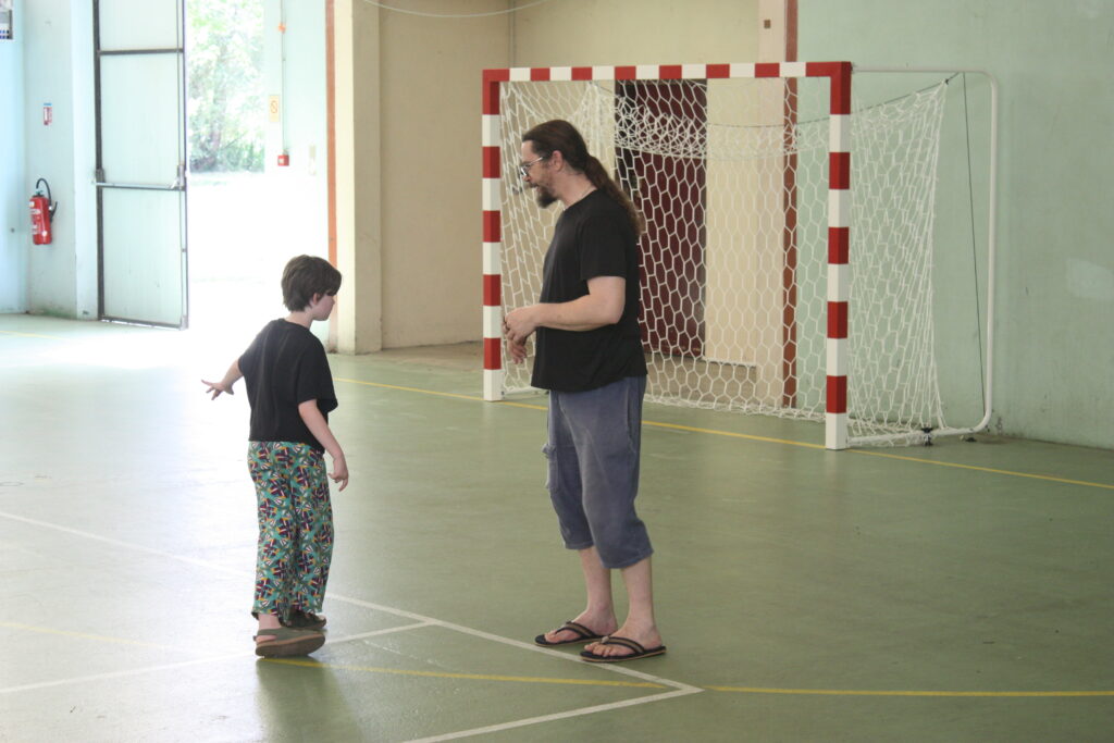 Dernier cours du groupe 1 de patinage artistique à la  salle polyvanlente de L'Isle-en-Dodon avec Olivier Saint-Raymond © Récit en Série - Isabelle Desprez. 