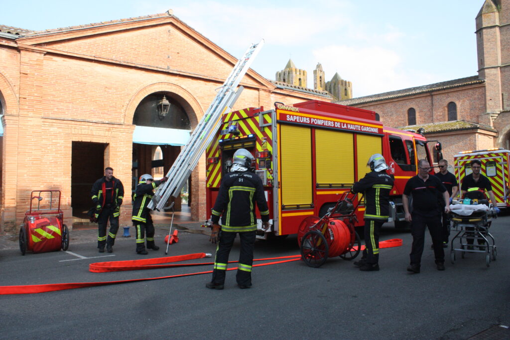 Les sapeurs pompiers de L’Isle-en-Dodon ont organisé une grande manoeuvre incendie à la MJC avec des jeunes CM2 et collégiens pour jouer les fausses victimes © Récit en Série - Isabelle Desprez.
