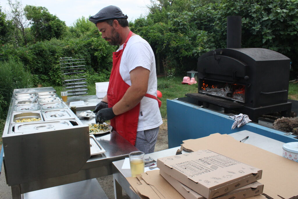 Mathieu Forey est prêt à servir ses pizzas avec ses fruits et légumes maison © Récit en Série - Isabelle Desprez.