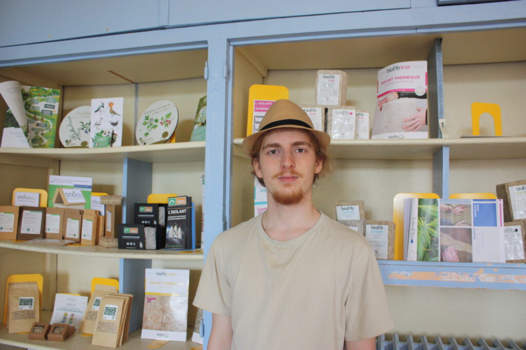 Tristan Perry, volontaire rural en Service Civique à L’Isle-en-Dodon, devant le projet de la matériauthèque à la Maison de la Save © Récit en Série - Isabelle Desprez.