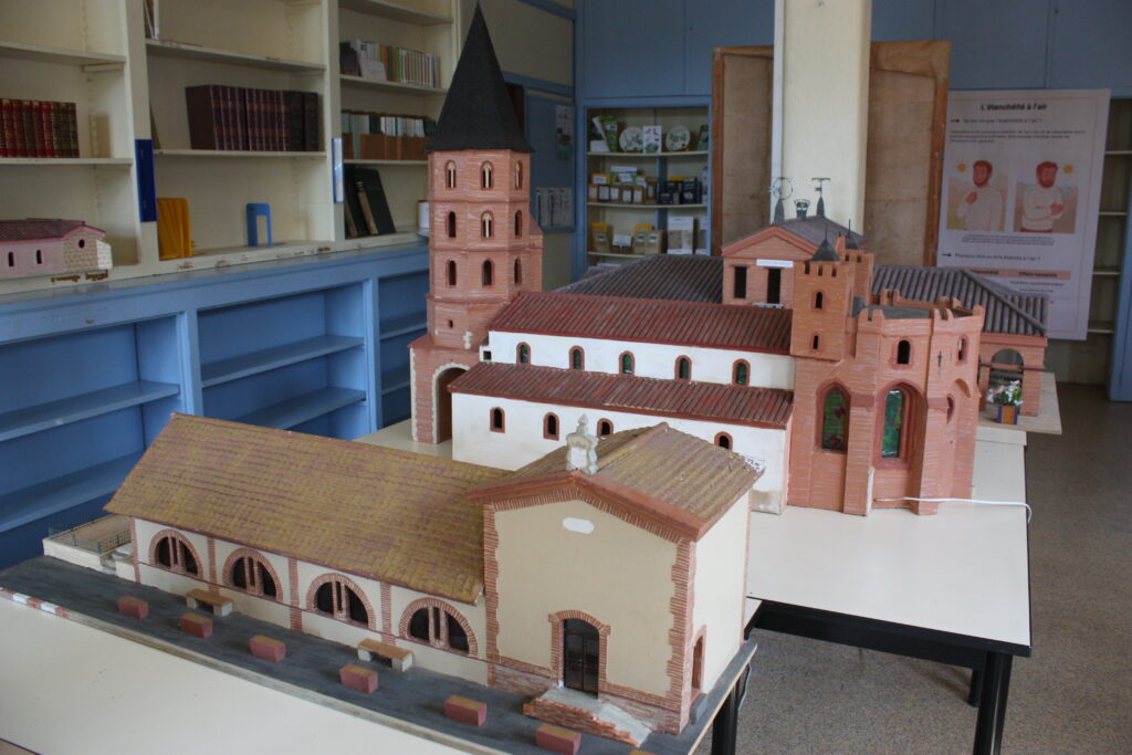 Les maquettes des bâtiments lislois conservés dans la Maison de la Save © Récit en Série - Isabelle Desprez.