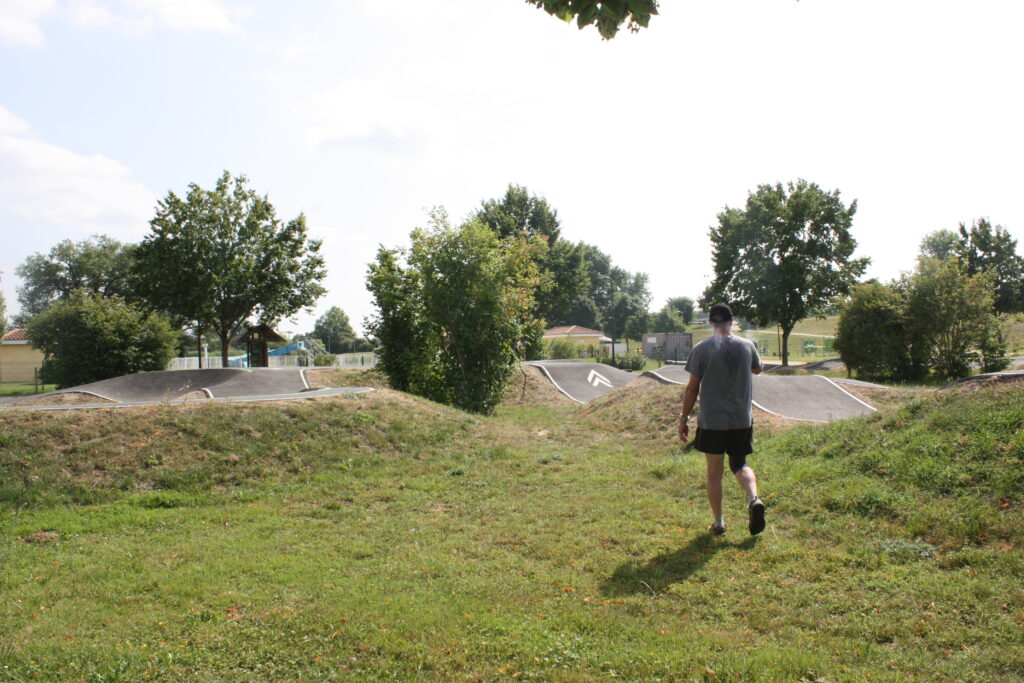 Autour des parcours sportifs et des bancs, une diversité d’arbustes (noyers, noisetiers, etc.) ont été plantés pour faire de l’ombre © Récit en Série - Isabelle Desprez. 