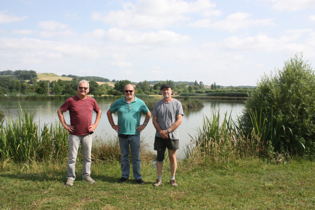 Le groupe Ville Verte de L'Isle-en-Dodon devant le lac © Récit en Série - Isabelle Desprez.