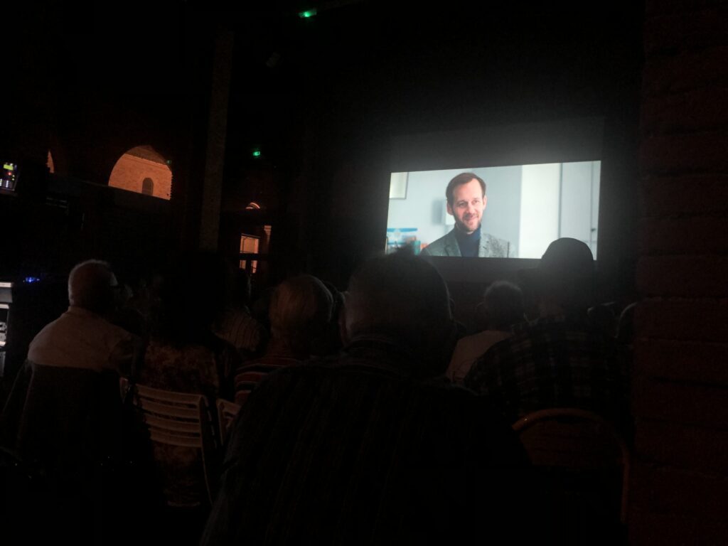 « En Fanfare », le film projeté à la première séance du 29e Festival Cinéma dans les Coteaux ce samedi 12 juillet 2025 sous la halle L’Islloise © Récit en Série – Isabelle Desprez.