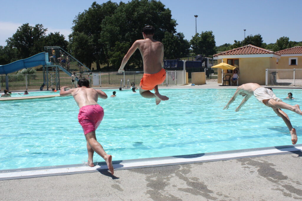Rapahël de Anan, Karl de Saint-Élix-d'Astarac (32) et Jordan de Montesquieu-Guittaut ont 16 ans et reviennent tous les étés entre copains dans la piscine de leur enfance © Récit en Série - Isabelle Desprez.