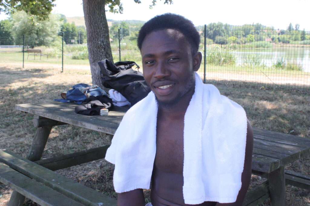 Hamza réfugié de 21 de la Guinée Conakry est venu à la piscine avec l'association Sportis, SPORT International Solidaire de Samatan (32) © Récit en Série - Isabelle Desprez.