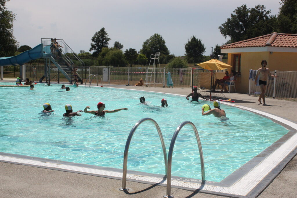Petite partie de water-polo à la piscine municipale de L'Isle-en-Dodon © Récit en Série - Isabelle Desprez.
