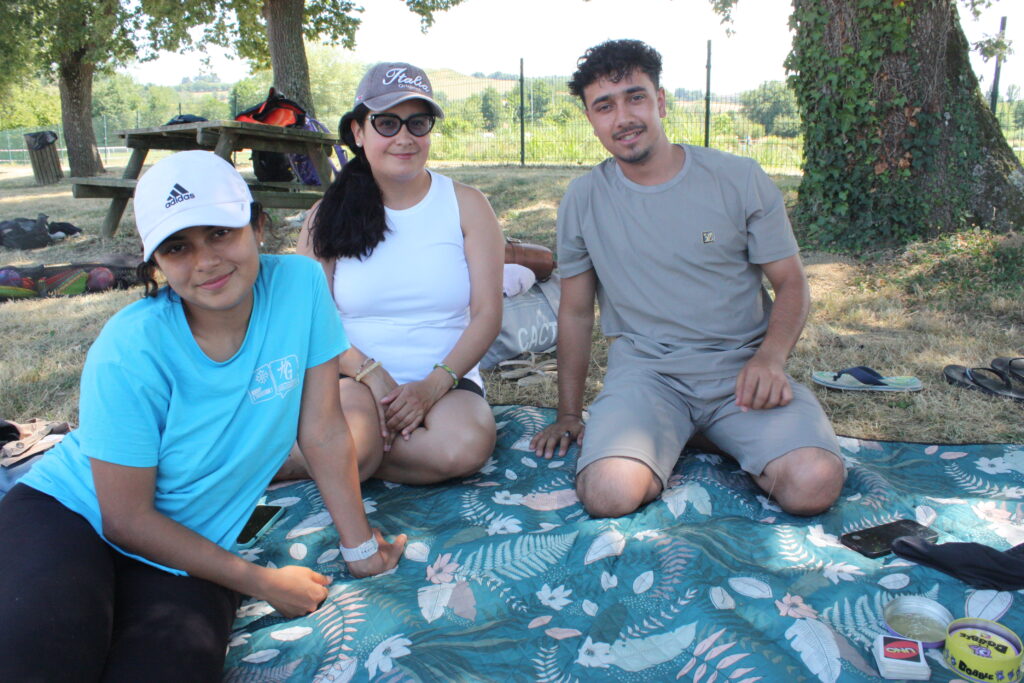Nabil l'Afghan de 21 ans, Vale la Nicaraguayenne de 30 ans, Tamara la Vénézuélienne de 42 ans, réfugiés et demandeurs d'asile, sont venus à la piscine avec l'association Sportis, SPORT International Solidaire de Samatan (32) © Récit en Série - Isabelle Desprez.