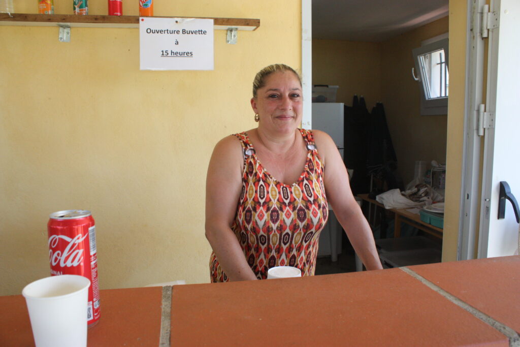 Sandrine, bénévole au Fil, association de type Comité des Fêtes, vient d'ouvrir la buvette de la piscine municipale de L'Isle-en-Dodon © Récit en Série - Isabelle Desprez.