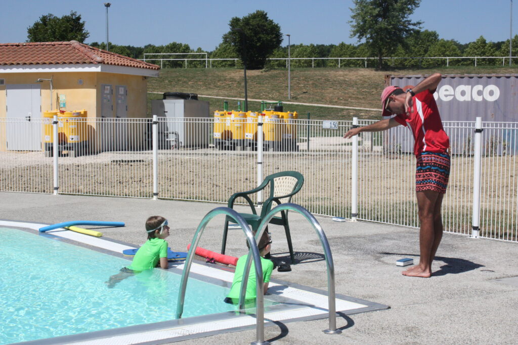 Ce matin vendredi 11 juillet 2025, Sylvain Robin le maître nageur sauveteur diplômé du BNSSA enchaîne les leçons de natation © Récit en Série - Isabelle Desprez.