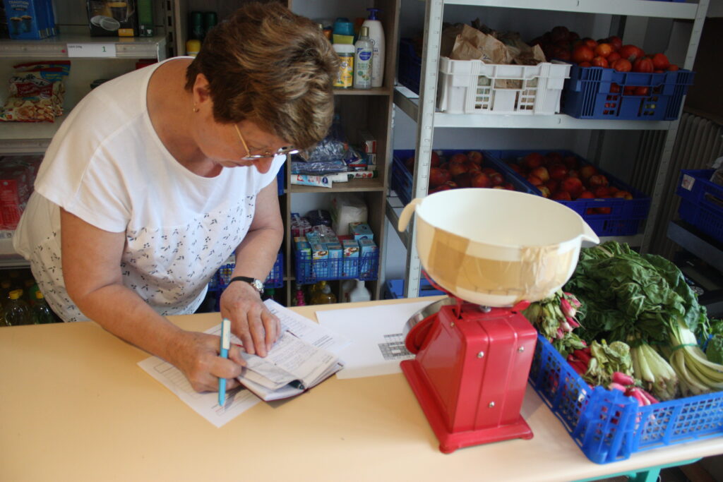 Mado, l'une des 14 bénévoles des Restos du Cœur de L'Isle-en-Dodon, s'occupe de fruits et légumes frais © Récit en Série - Isabelle Desprez.