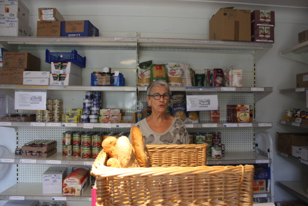 Maryse, l'une des 14 bénévoles des Restos du Cœur de L'Isle-en-Dodon, s'occupe de l'épicerie © Récit en Série - Isabelle Desprez.