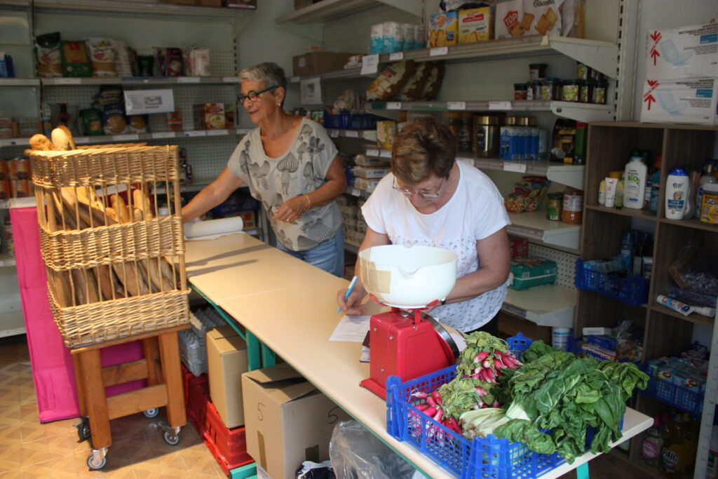 La petite épicerie des Restos du Cœur de L'Isle-en-Dodon le jour de la distribution ce mardi 15 juillet 2025 © Récit en Série - Isabelle Desprez.